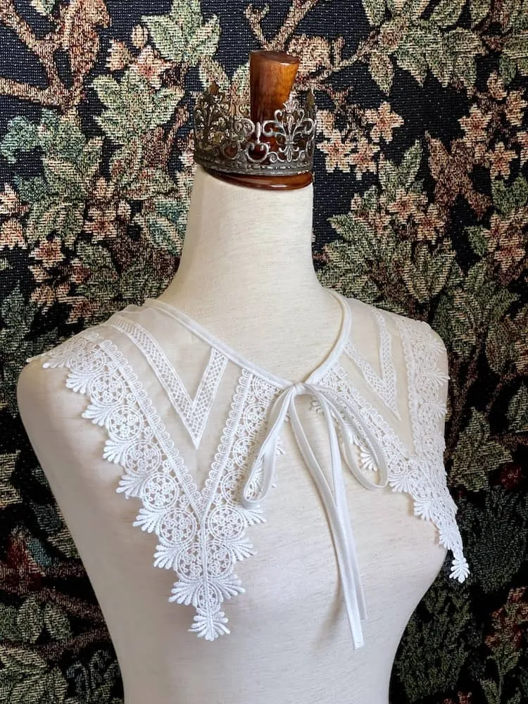 Historically Inspired Baroque Era White Lace Dagger Collar