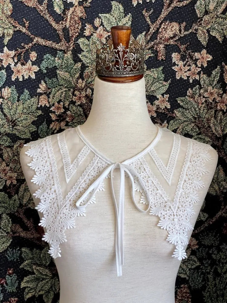 Historically Inspired Baroque Era White Lace Dagger Collar